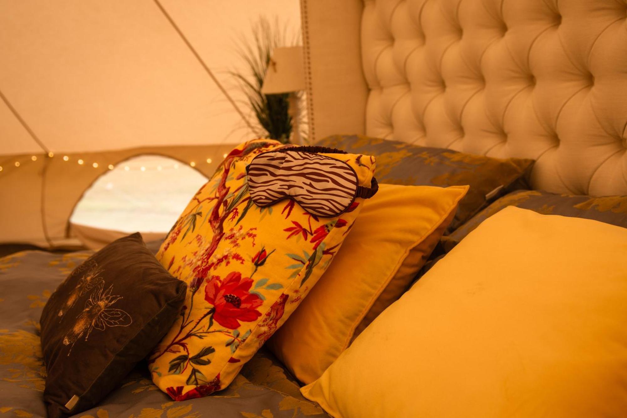 The Follies Glamping Hotel Maidstone Exterior foto